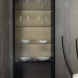 Vitrine Sette preta com prateleiras de vidro e copos e pratos expostos