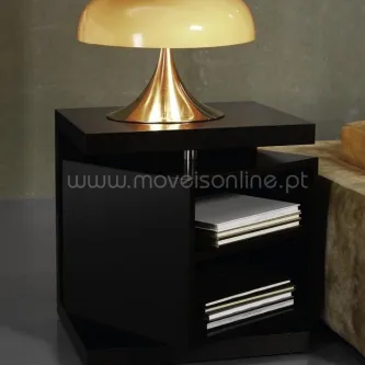 Mesa de apoio rotativa preta em cubo com duas prateleiras e candeeiro amarelo