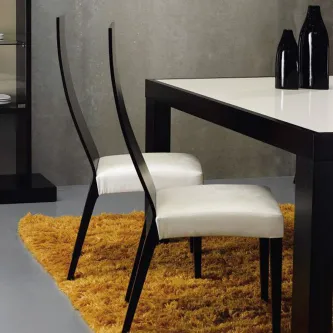 Cadeira Sette, duas cadeiras com costas altas pretas e assentos brancos junto a mesa