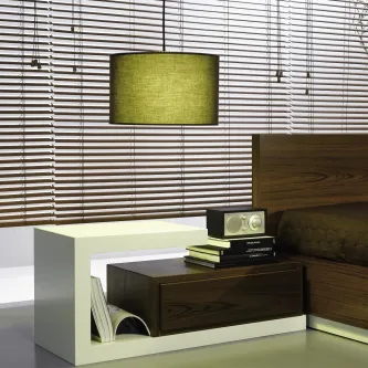 Mesa de cabeceira Sette em madeira com gaveta escura, prateleira branca, candeeiro verde