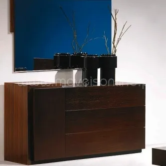 Cómoda em madeira escura com espelho e vasos pretos decorativos