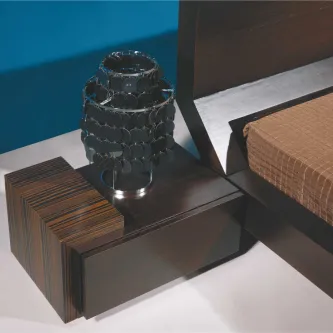 Mesa de cabeceira MM em madeira escura com candeeiro decorativo preto