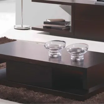 Mesa de centro mm em madeira escura com duas taças de vidro sobre tapete