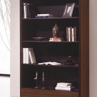 Livreiro MM em madeira escura com livros e objectos decorativos nas prateleiras