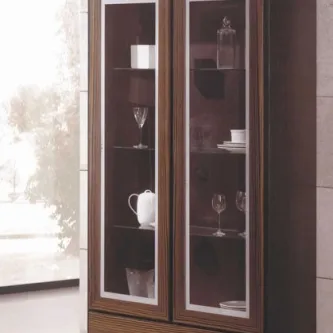 Vitrine mm em madeira escura com portas de vidro e prateleiras com loiça