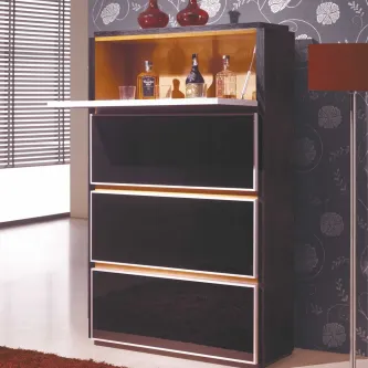Móvel bar mm negro com três frentes e prateleira superior iluminada com garrafas