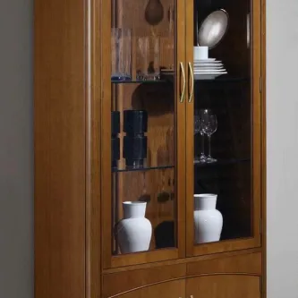 Vitrine Lux Vip em madeira com portas de vidro, prateleiras com copos e vasos brancos