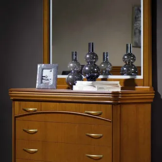 Cómoda com moldura de madeira e espelho, vasos decorativos e porta-retratos