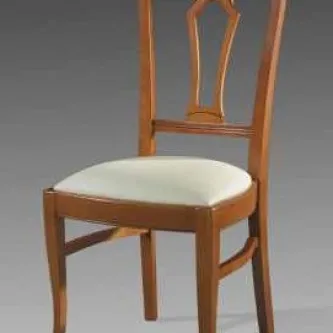 Cadeira Lux VIP em madeira castanha com assento estofado creme, design clássico.