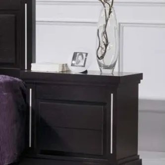 Mesa de cabeceira Safira em madeira escura com gaveta e vaso decorativo no tampo