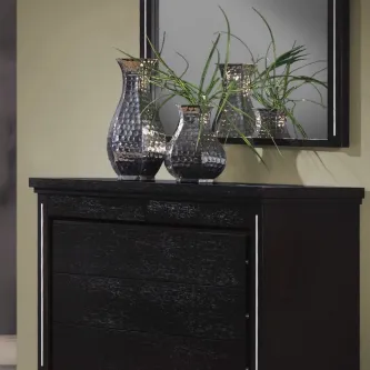 Comoda e espelho Safira com duas jarras prateadas e plantas