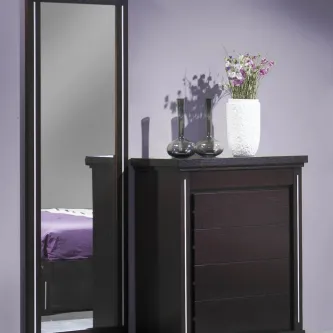 Cómoda Safira em madeira escura com espelho alto e vaso de flores