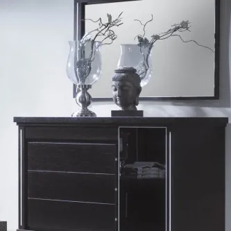 Cómoda Safira preta com espelho, vasos de vidro e escultura de cabeça