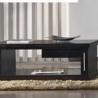 Mesa de centro Safira em madeira escura com prateleira aberta e prato decorativo