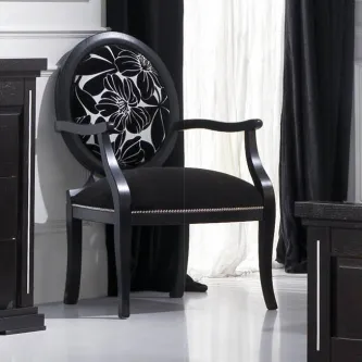 Cadeirão Safira preto com encosto oval estampado a flores e braços curvos