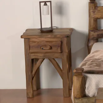 Mesa de cabeceira rústica em madeira com gaveta e candeeiro
