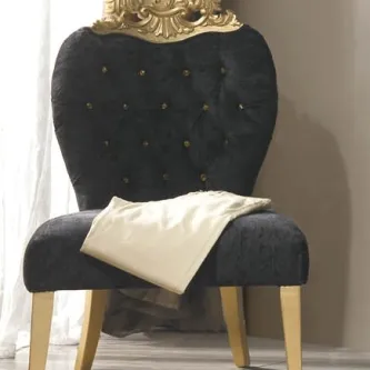 Cadeirão Safira Queen em veludo preto capitoné com detalhes dourados e manta clara