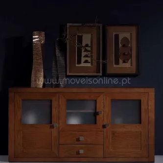 Aparador Laura em madeira com três portas e duas gavetas, vasos e quadros