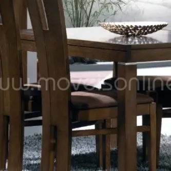 Cadeira Rute em madeira escura com assento estofado castanho junto a mesa