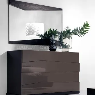 Cómoda com moldura Evolution lacada castanha, quatro gavetas, espelho e planta decorativa