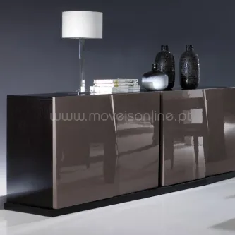 Aparador Evolution lacado castanho brilhante com candeeiro e vasos decorativos