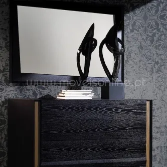 Cómoda preta em madeira com espelho moldurado e esculturas decorativas