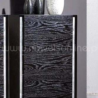 Camiseiro Face com painéis pretos, padrão de madeira, puxadores metálicos e faixa espelhada