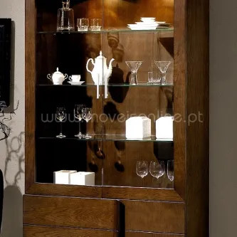 Vitrine Time em madeira com prateleiras de vidro e loiça decorativa