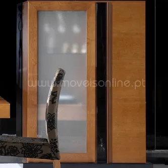 Móvel Bar Time em madeira com porta de vidro fosco e cadeira com tecido estampado