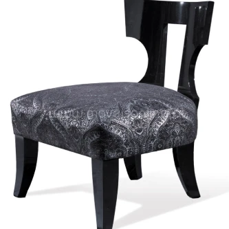 Cadeirão R em madeira preta com assento estofado cinzento com padrão ornamentado