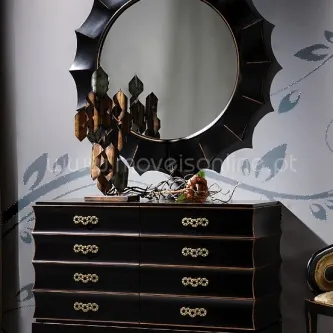 Cómoda preta com várias gavetas, puxadores dourados e espelho redondo ornamentado
