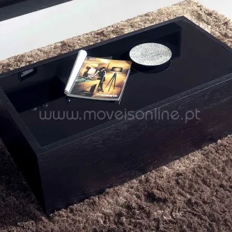 Mesa de centro Delta preta retangular com compartimento aberto, revista e tigela decorativa