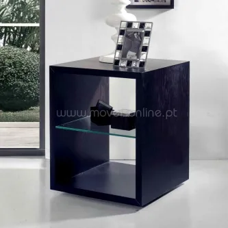 Mesa de apoio Delta preta em madeira com estante aberta e prateleira de vidro