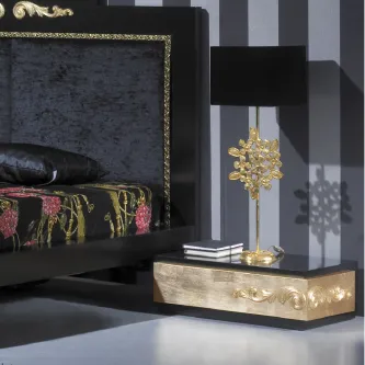 Mesa de cebeceira Luxus dourada com gaveta ornamentada e candeeiro decorativo