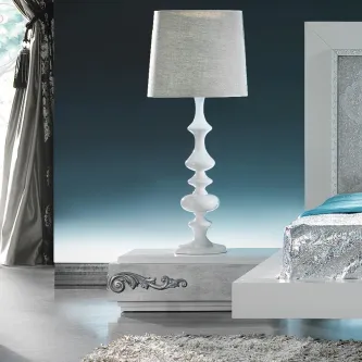 Mesa de cabeceira Luxus branca com candeeiro branco sobre tampo decorado