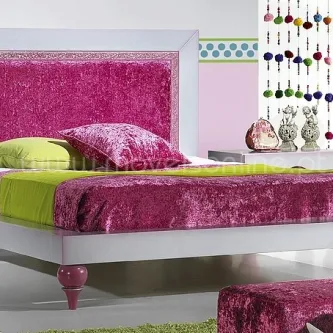 Cama Luxus branca com cabeceira rosa veludo e roupa de cama verde e rosa