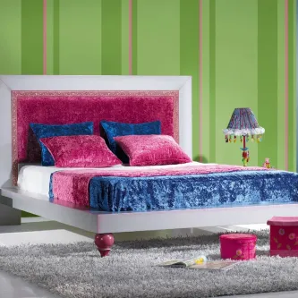 Cama Luxus estofada em veludo rosa e azul, cabeceira branca e candeeiro colorido
