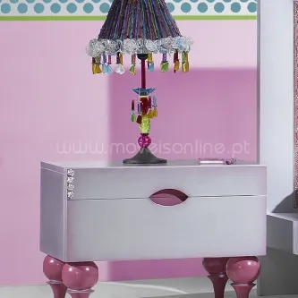 Mesa de cabeceira Luxus branca com pés rosa, puxador oval e candeeiro colorido