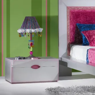 Mesa de cebeceira luxus branca com puxador oval rosa e candeeiro colorido