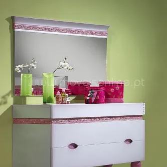 Cómoda e espelho Luxus brancos com frisos rosa, vasos verdes e caixas cor-de-rosa