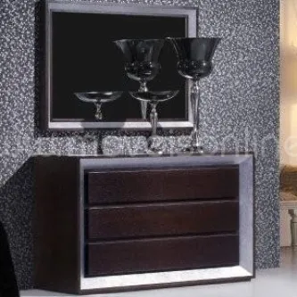 Cómoda castanha com três gavetas, espelho com moldura prateada e vasos de vidro.