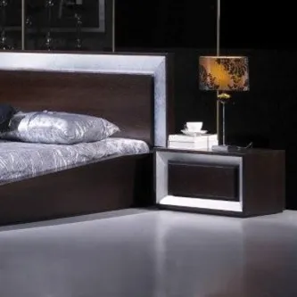 Mesa de cabeceira Silver escura com moldura prateada e candeeiro