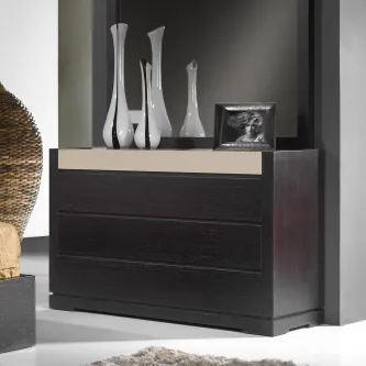 Cómoda Mozart em madeira escura com três gavetas e objetos decorativos no tampo
