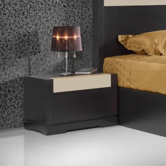 Mesa de cabeceira Mozart preta com gaveta creme, abajur e livros
