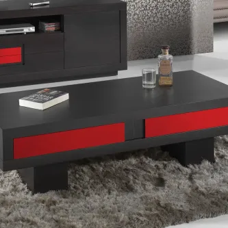 Mesa de centro Mozart preta com frentes vermelhas, livro e garrafa