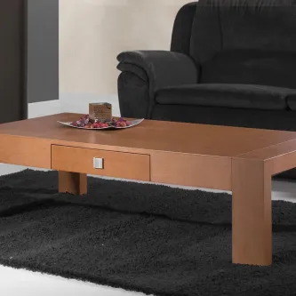 Mesa de centro Mozart em madeira clara com gaveta e puxador quadrado sobre tapete preto