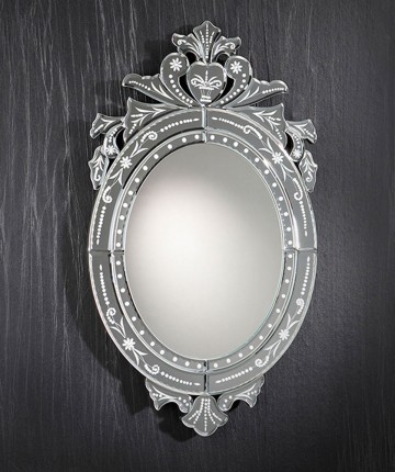 O espelho Veneziano é conhecido pela sua beleza única e reflete a luz de forma especial, criando um ambiente encantador.