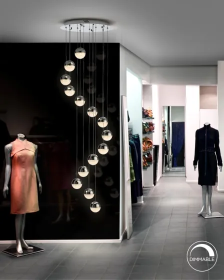 Candeeiro de teto Sphere 14L com 14 esferas suspensas num interior de loja