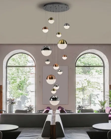 Suspensão com 14 esferas metálicas e brancas pendentes de placa circular