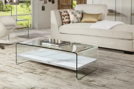 Mesa de centro Sonoma de vidro curvo com prateleira branca junto a sofá